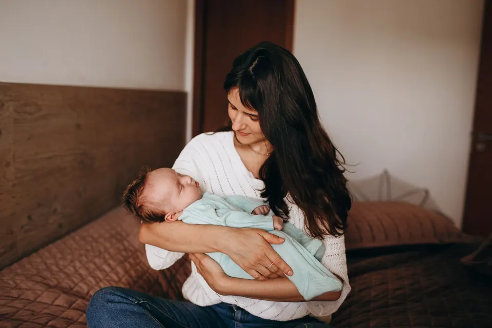 Mama laiko miegantį kūdikį